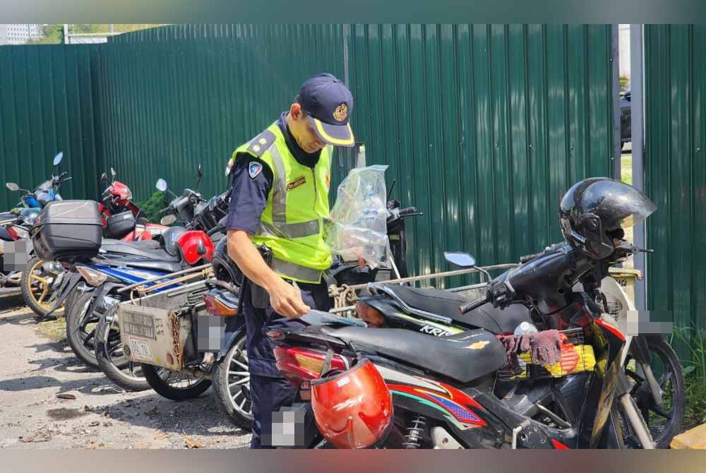 Antara motosikal yang disita JPJ Kuala Lumpur menerusi Op Pewa di sekitar Kampung Batu, Kuala Lumpur pada Khamis.