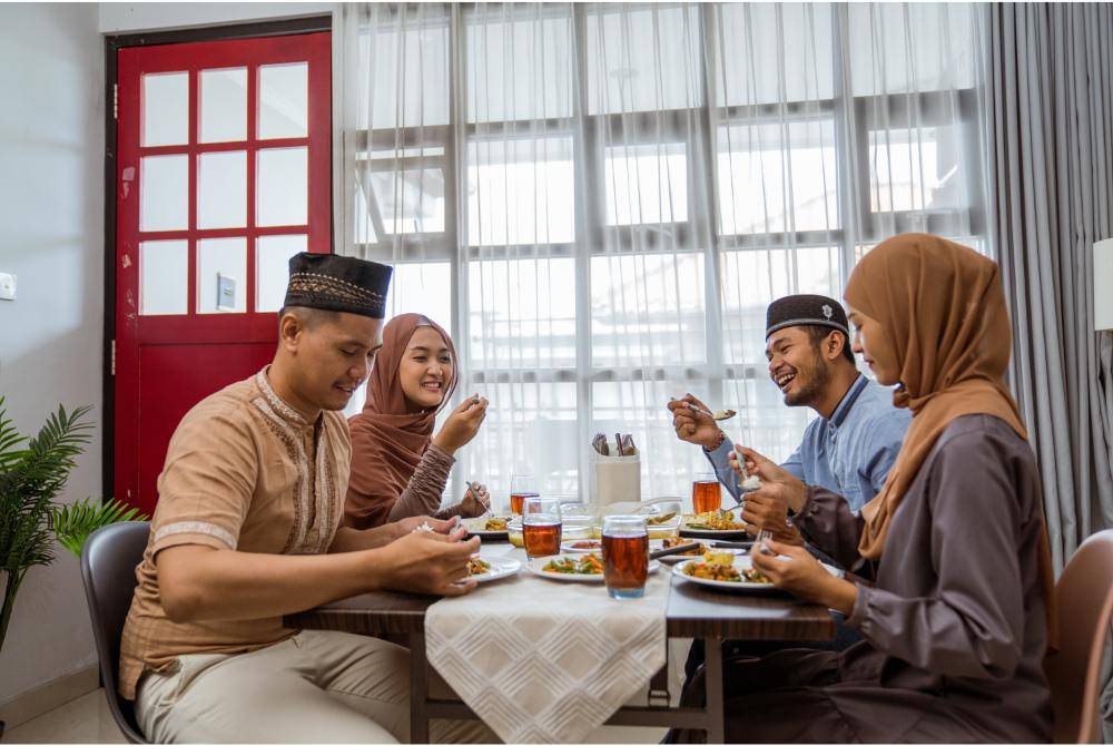 AMALAN menjamu makan merupakan amalan yang digalakkan Islam, namun ada adab-adab yang diajar Nabi Muhammad SAW untuk kita ikuti. Foto Canva