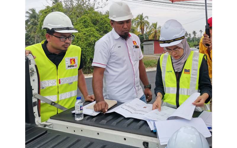 Juruaudit dari SIRIM QAS International Sdn Bhd membuat pemantauan dokumen audit bagi Infrasel di tapak operasi. 