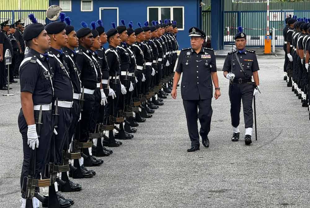 Rusdi melakukan pemeriksaan barisan anggota semasa Perhimpunan Bulanan Ketua Polis Kuala Lumpur di IPK Kuala Lumpur pada Jumaat.