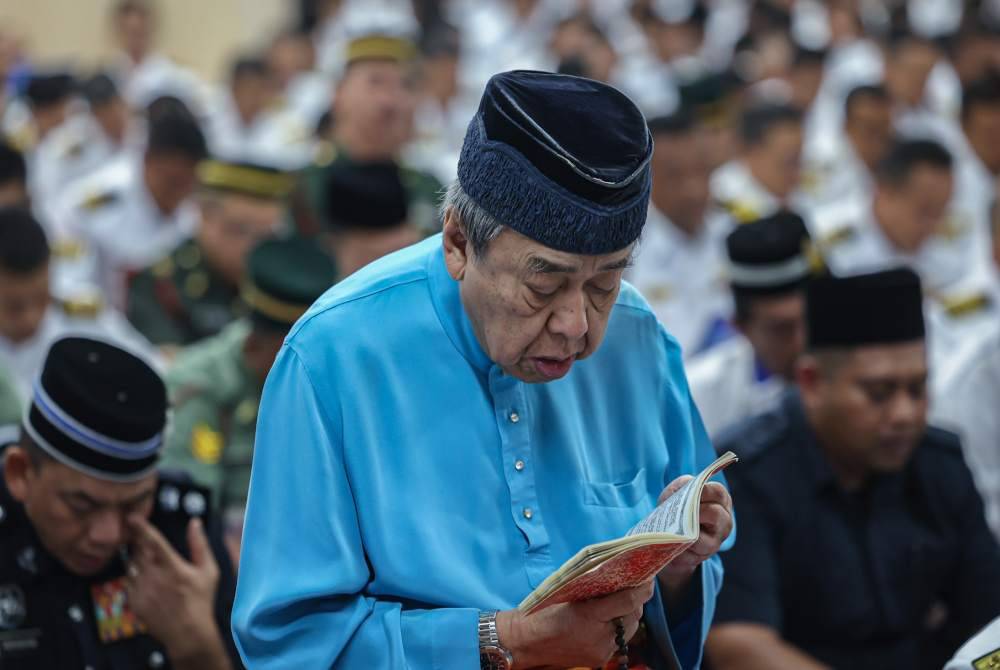 Sultan Sharafuddin berkenan berangkat pada Majlis Bacaan Yasin, Tahlil dan Doa Selamat sempena Hari TLDM Ke-90 sebelum menunaikan solat Jumaat di Masjid An-Nur, Pangkalan TLDM Lumut hari ini. Foto Bernama