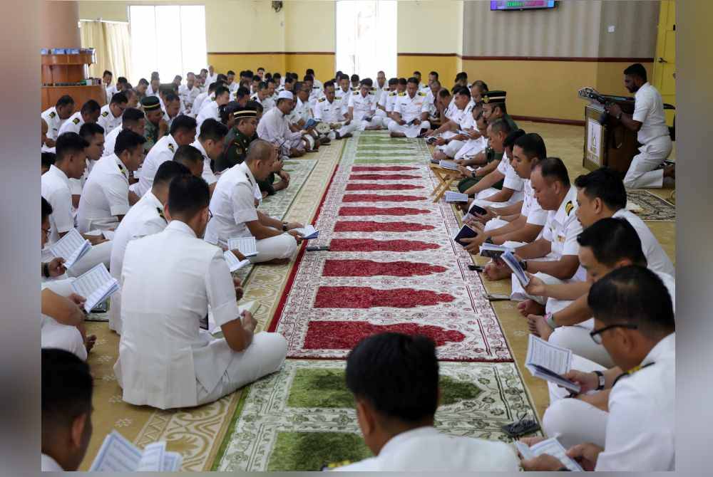 Sebahagian pegawai dan anggota Tentera Laut Diraja Malaysia (TLDM) Kota Kinabalu menyertai bacaan Yassin dan tahlil perdana pada Jumaat. Foto Bernama