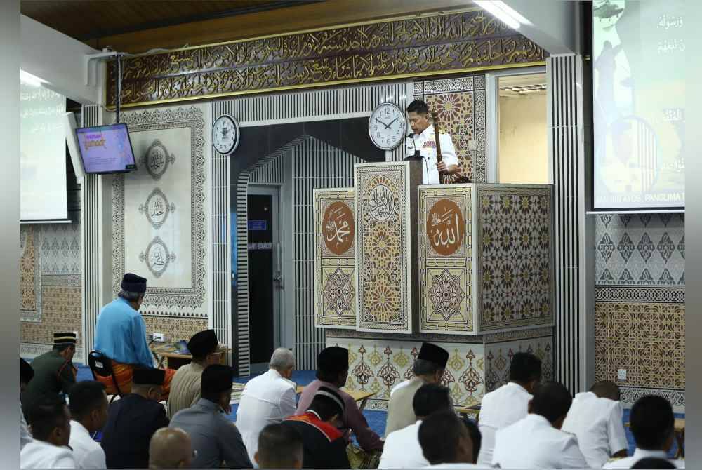 Abdul Rahman menyampaikan khutbah khas Jumaat di Masjid An-Nur, sempena sambutan Hari TLDM ke-90 di Pangkalan TLDM Lumut.