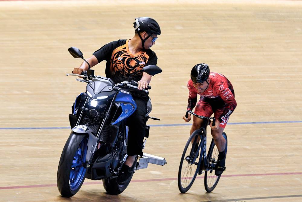 Azizulhasni semasa sesi latihan menjelang Paris 2024 di Velodrom Nasional pada Jumaat.