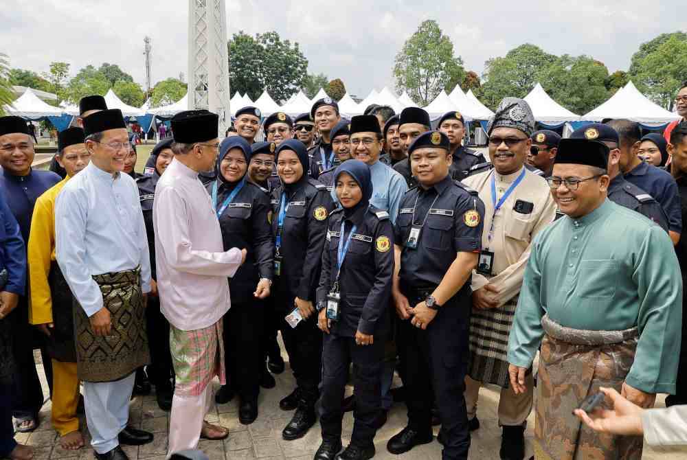 Anwar beramah mesra bersama pasukan Polis Bantuan MAB selepas menunaikan Solat Jumaat di Pusat Muktamar Islam Malaysia Airline Berhad (MAB) di Lapangan Terbang Antarabangsa Kuala Lumpur (KLIA) pada Jumaat. Foto Bernama