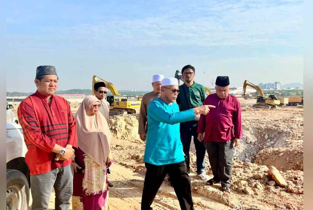 Pandak melawat tapak pembinaan untuk kawasan industri berhampiran Taman Leisure Farm di Iskandar Puteri yang didakwa menghasilkan pencemaran udara dan bunyi bising sejak dua bulan lalu.