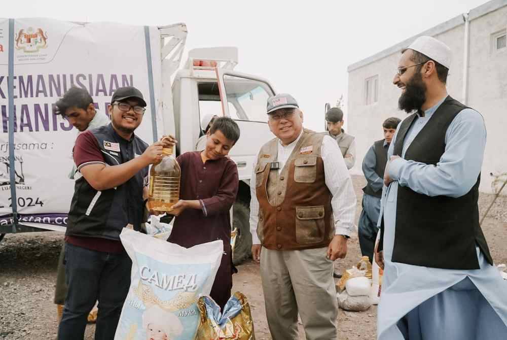 Bantuan makanan turut diagihkan kepada 150 keluarga dari beberapa perkampungan berdekatan dan terkesan dengan tragedi gempa bumi itu.