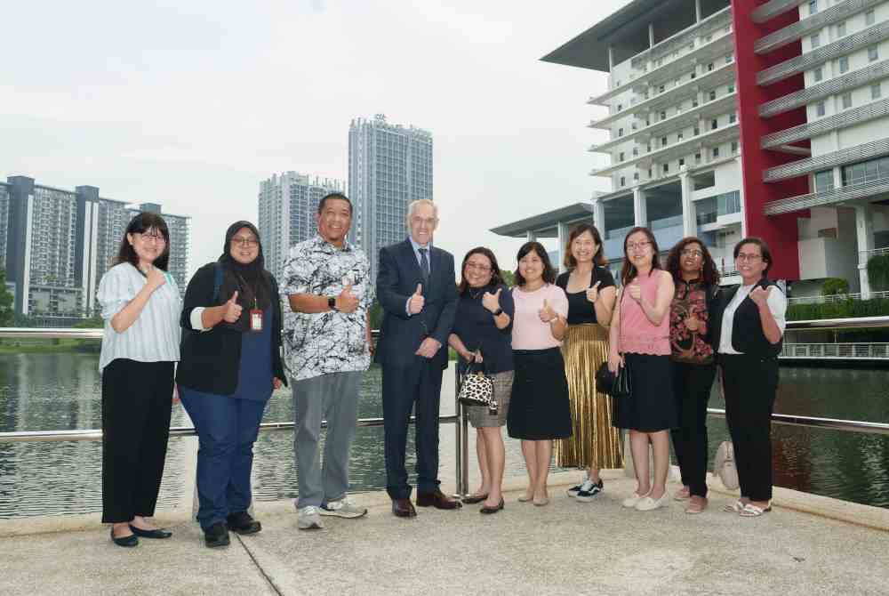 Nik Justin (tiga dari kiri) merakam gambar kenangan bersama Barry Winn (empat dari kiri) dan wakil media yang hadir selepas sesi minum petang di Terrasse, Taylor&#039;s Lakeside Campus pada Rabu.