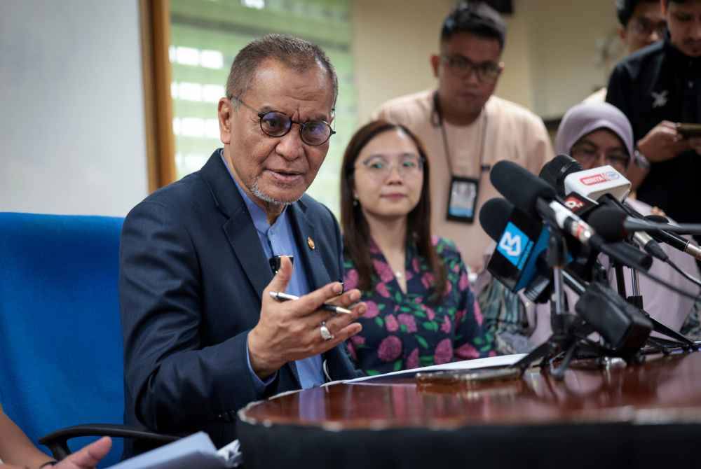 Dr Dzulkefly (kiri) mengadakan sidang media selepas mengadakan Lawatan Kerja Rasmi ke Fasiliti Kesihatan di Hospital Kuala Kubu Baharu pada Jumaat. Foto Bernama