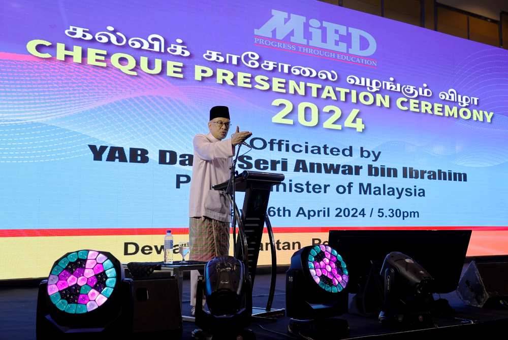 Anwar hadir pada Majlis Penyerahan Sumbangan Institut Pembangunan Pendidikan Maju (MiED) pada Jumaat. Foto Bernama