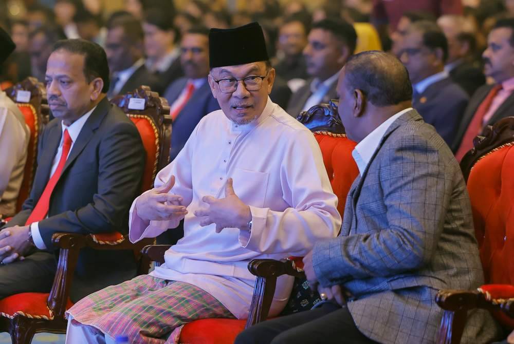 Anwar pada Majlis Penyerahan Sumbangan Institut Pembangunan Pendidikan Maju (MiED) pada Jumaat. Foto Bernama