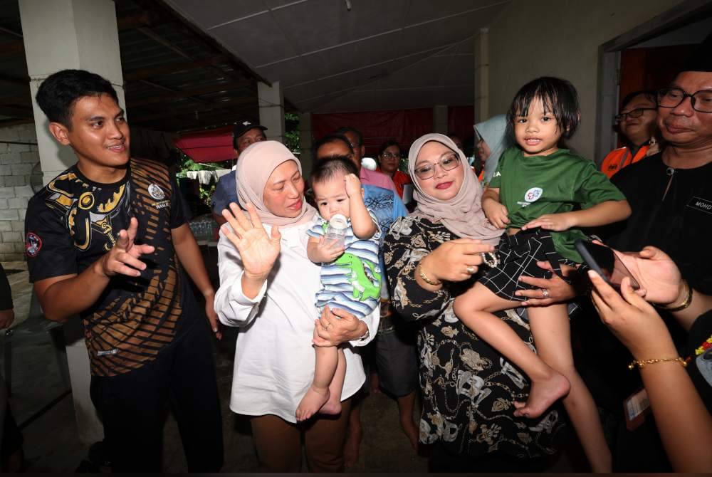 Nancy beramah mesra dengan ahli keluarga mendiang Joanna di Kampung Engkaroh Tebakang, Serian pada Jumaat. Foto Bernama