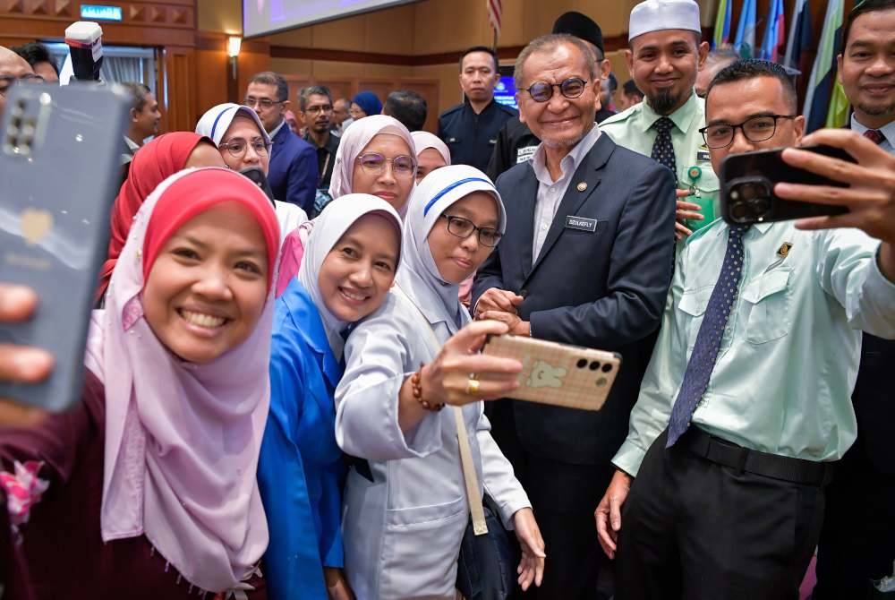 Dr Dzulkefly (dua dari kanan) berswafoto dan beramah mesra bersama rombongan petugas haji pada Majlis Perjumpaan Pengurusan Tertinggi KKM Bersama Rombongan Petugas Haji (Perubatan) Kementerian Kesihatan Ke Tanah Suci Bagi Musim Haji 1445H/2024M di Kementerian Kesihatan pada Khamis. Foto Bernama