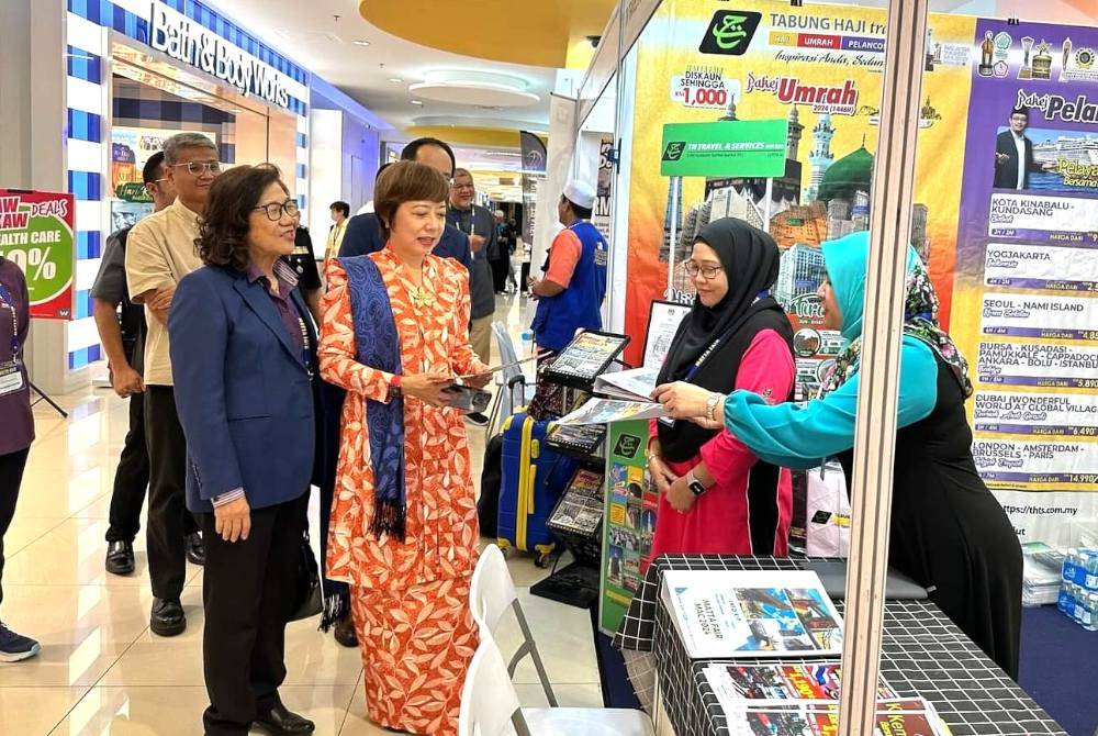 Nicole (dua dari kiri) melawat pempamer di MATTA Fair di Negeri Sembilan.