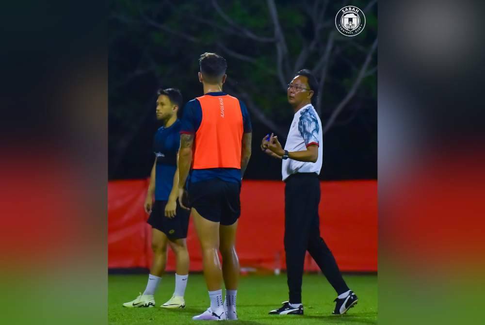 Pengendali Sabah, Datuk Ong Kim Swee (kanan) memantau sesi latihan pemain The Rhinos menjelang saingan kejohanan empat penjuru Piala Sabah Maju Jaya. Foto Sabah FC