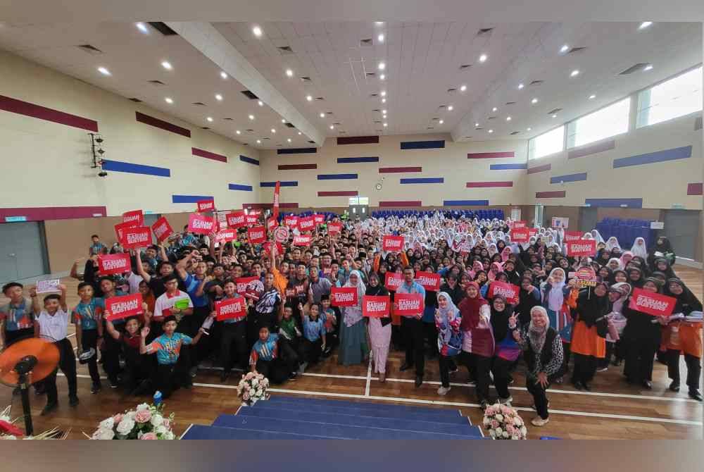 Nurhayati bersama pelajar MRSM Bagan Datuk yang menyertai Jelajah Antirasuah MARA X Rasuah Busters.