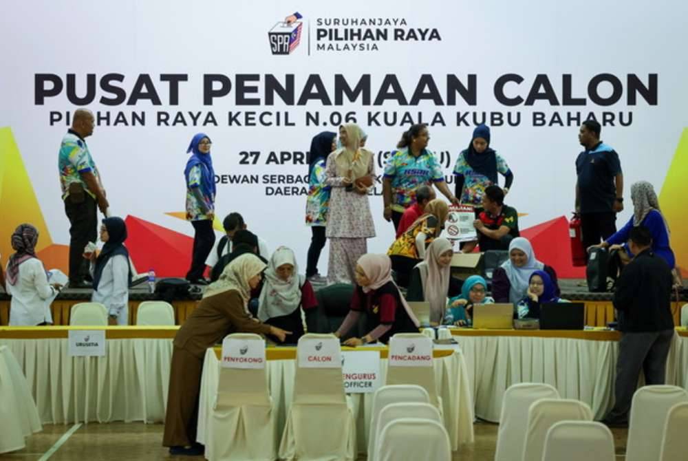 Petugas SPR giat melakukan persiapan menjelang hari penamaan calon di Pusat Penamaan Calon PRK DUN Kuala Kubu Baharu di Dewan Serbaguna dan Kompleks Sukan Daerah Hulu Selangor pada Jumaat. Foto Bernama