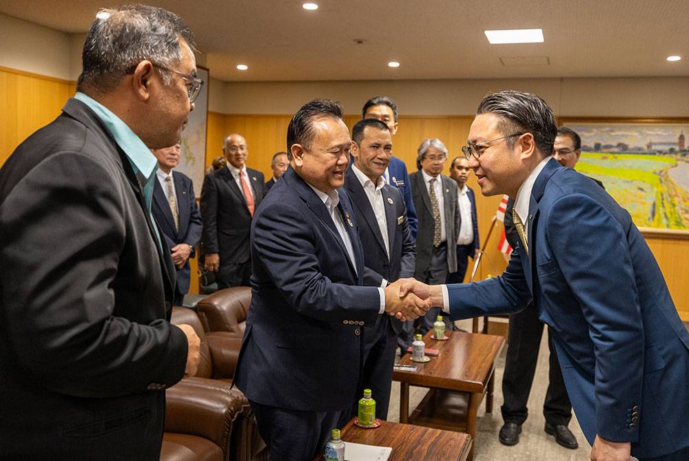 Alexander Nanta Linggi (dua dari kiri) ketika pertemuan delegasi KKR, JKR, CIDB dan LLM di Nagasaki, Jepun pada Jumaat.