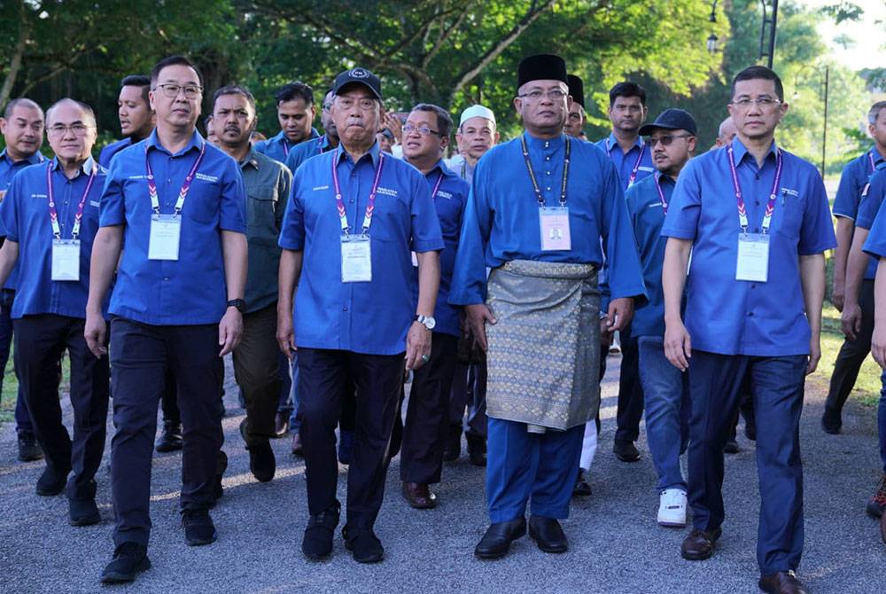 Muhyiddin bersama pemimpin PN dan calon PRK Kuala Kubu Baharu, Khairul Azhari sebaik tiba di pusat penamaan calon pada Sabtu.