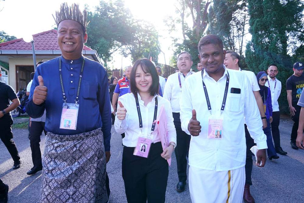 Sock Tao (tengah) ketika tiba di pusat penamaan calon di Dewan Serbaguna dan Kompleks Sukan Daerah Hulu Selangor.