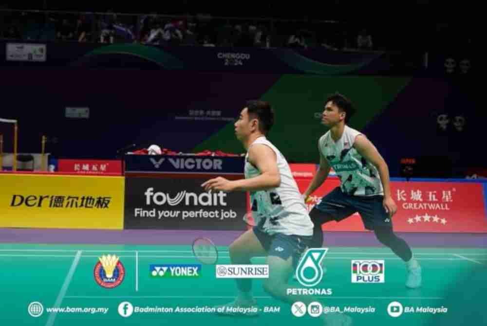 Sze Fei (kiri) dan Nur Izzuddin menang straight set ke atas Reginald-Chun Man. Foto FB BAM