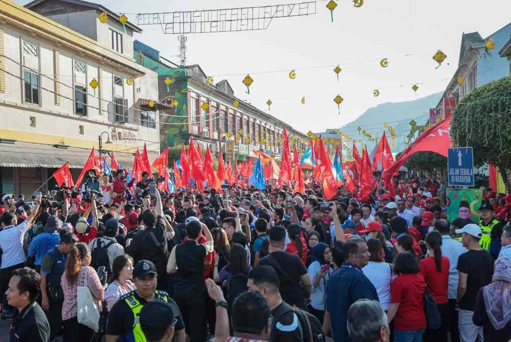 Penyokong Kerajaan Perpaduan berarak sempena hari penamaan calon bagi PRK DUN Kuala Kubu Baharu menuju ke Dewan Serbaguna dan Kompleks Sukan Daerah Hulu Selangor pada Sabtu. Foto Bernama