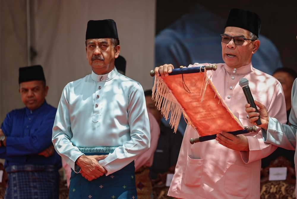 Saifuddin Nasution (kanan) menyempurnakan perasmian Karnival Pencegahan Jenayah di Perumahan Awam Sri Sabah, pada Sabtu. Turut hadir Razarudin. Foto Bernama