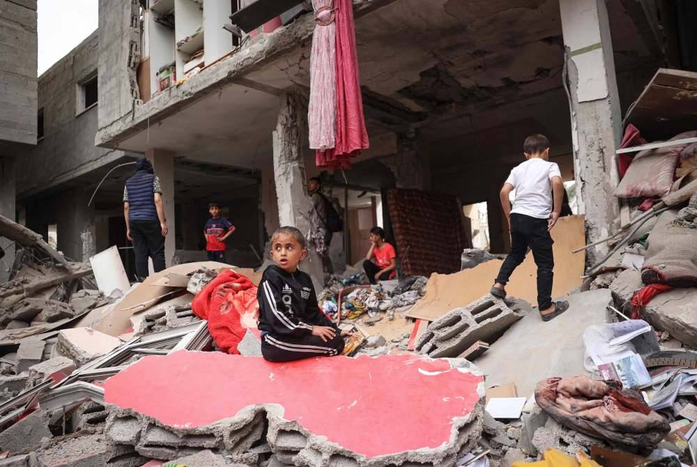 Runtuhan batu dan konkrit yang ditinggalkan kesan serangan Israel ke atas Semenanjung Gaza mungkin memakan masa 14 tahun untuk dialihkan. Foto AFP