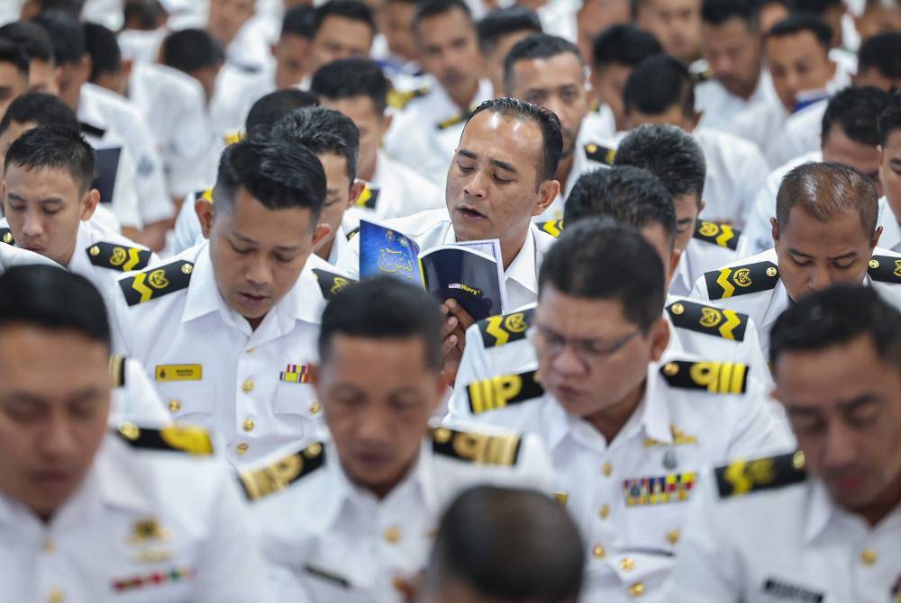 Sebahagian pegawai Tentera Laut Diraja Malaysia (TLDM) pada Majlis Bacaan Yasin, Tahlil dan Doa Selamat sempena Hari TLDM Ke-90 sebelum menunaikan solat Jumaat di Masjid An-Nur, Pangkalan TLDM Lumut pada Sabtu. Foto Bernama