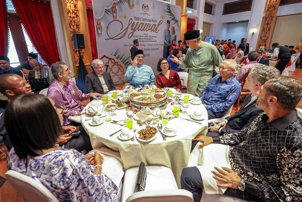 Ahmad Zahid meraikan para perwakilan asing pada Majlis Santunan Kasih Syawal di Sri Satria pada Sabtu. Foto Bernama