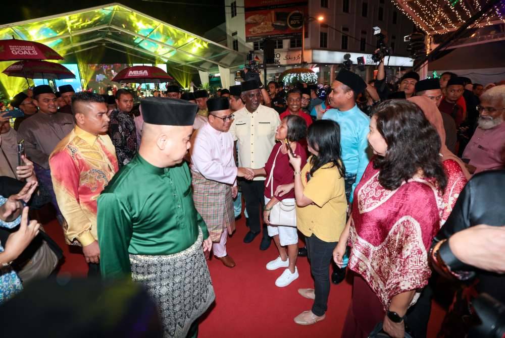 Amirudin beramah mesra dengan orang ramai yang hadir pada Majlis Rumah Terbuka Aidilfitri Peringkat Negeri Selangor Tahun 2024 di Pekan Kuala Kubu Baharu malam Sabtu. Foto Bernama