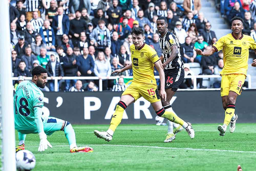 Isak antara penyumbang gol Newcastle United ketika membelasah Sheffield United di St James&#039; Park. Foto Agensi