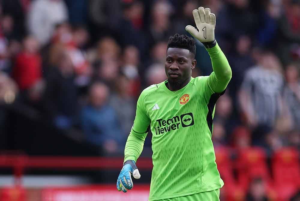 Onana melakukan kekasaran ke atas Zeki Amdouni membolehkan Burnley mendapat penalti dalam aksi EPL. Foto EPA