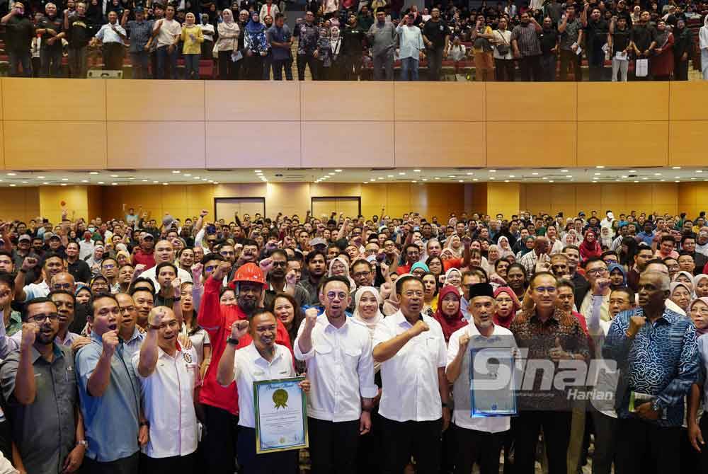 Steven bergambar dengan peserta pada majlis Sambutan Hari Sedunia Bagi Keselamatan dan Kesihatan Di Tempat Kerja 2024 pada Ahad. Foto Sinar Harian-ROSLI TALIB