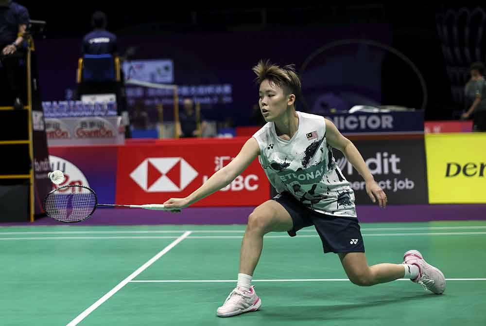 Aksi pemain perseorangan wanita negara, Goh Jin Wei ketika menentang pemain Taiwan, Tai Tzu Ying dalam saingan Kumpulan B Kejohanan Badminton Piala Uber 2024 di Pusat Sukan Zon High-Tech Chengdu pada Ahad. Foto Bernama