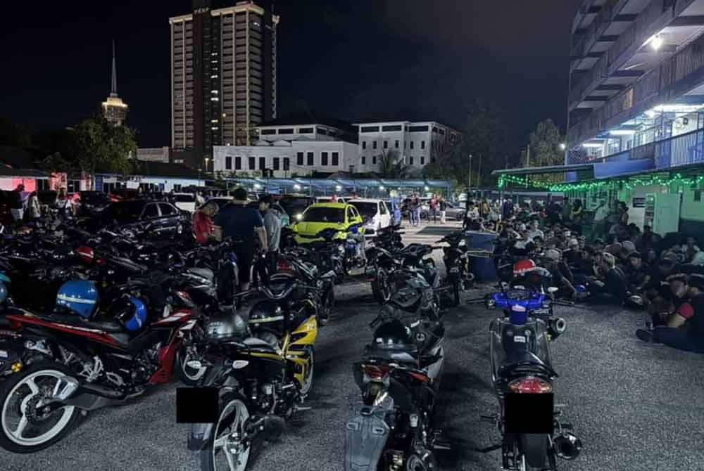 Motosikal ditahan dibawa ke Balai Polis Trafik Kuantan dalam Ops Samseng Jalanan pada tengah malam Sabtu hingga awal pagi Ahad. Foto FB Polis Trafik Kuantan