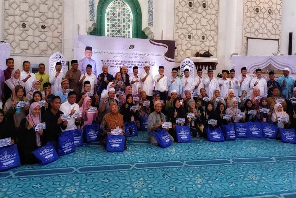 Wan Rosdy bersama sebahagian jemaah haji selepas Majlis Perasmian Kursus Perdana Haji dan Penyampaian Barakah Haji Pahang 2024 di Masjid Negeri Sultan Ahmad 1, di Kuantan pada Ahad.