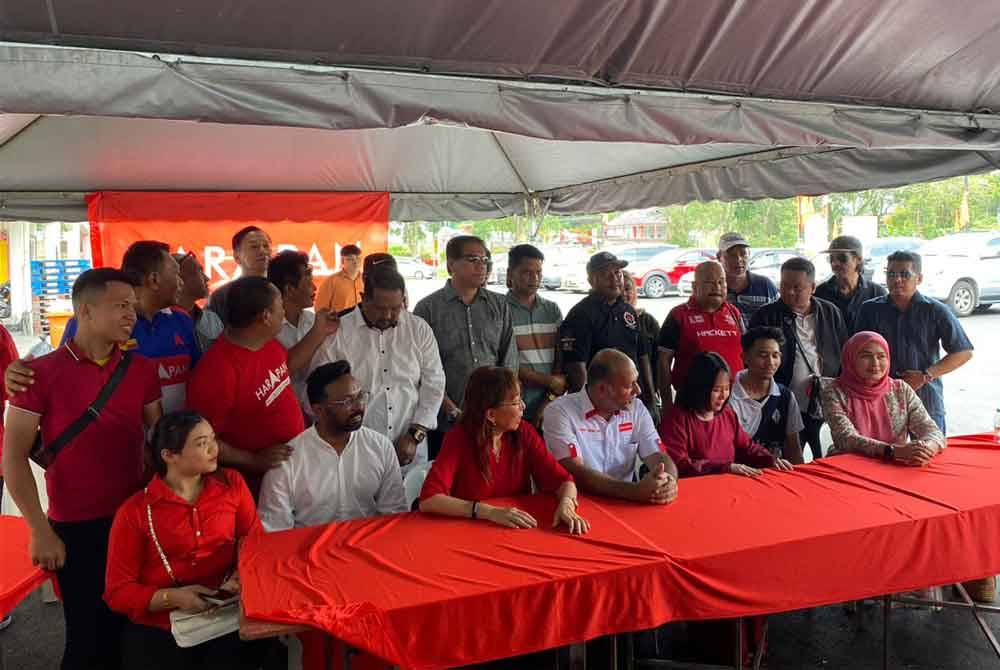 Sock Tao (duduk, tiga dari kanan) ketika sidang akhbar di Pusat Khidmat ADUN Kuala Kubu Baharu di sini pada Ahad.