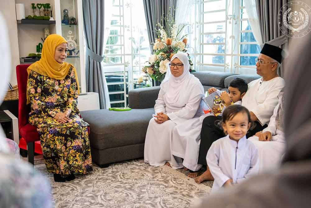 Seri Paduka Baginda berkenan menyantuni keluarga Allahyarham Mohammad Amirulfaris di Taman Senawang Perdana di Seremban, Negeri Sembilan. Foto Facebook Sultan Ibrahim Sultan Iskandar