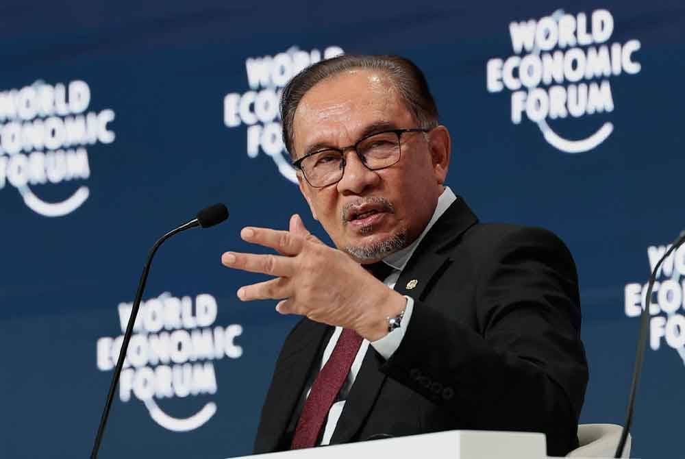 Anwar menyampaikan ucapan pada pembukaan plenari bertemakan ‘Visi Baharu Pembangunan Global’ bersama pemimpin negara lain di Mesyuarat Khas WEF pada Ahad. Foto Bernama