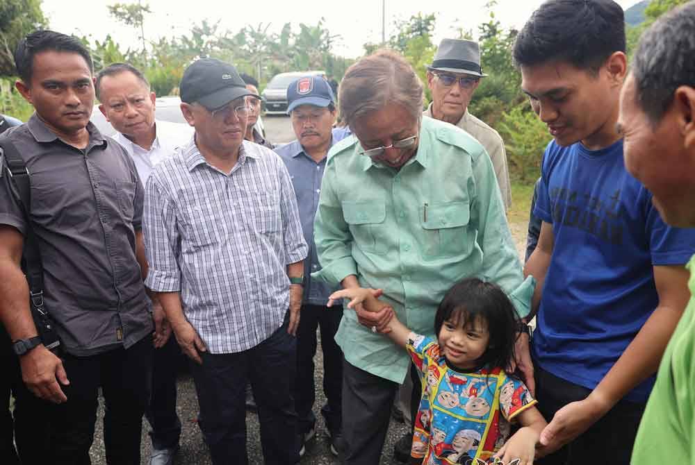 Abang Johari (tiga dari kanan) melawat keluarga mendiang Joanna di Kampung Engkaroh Tebakang, Serian pada Ahad.