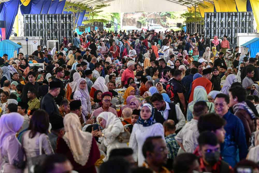 Pengunjung tidak melepaskan peluang hadir ke Rumah Terbuka Aidilfitri Ahli Parlimen Sungai Buloh bersama AIM dan KOOP Sahabat di pekarangan Pusat Khidmat Rakyat Parlimen Sungai Buloh pada Ahad. Foto Bernama