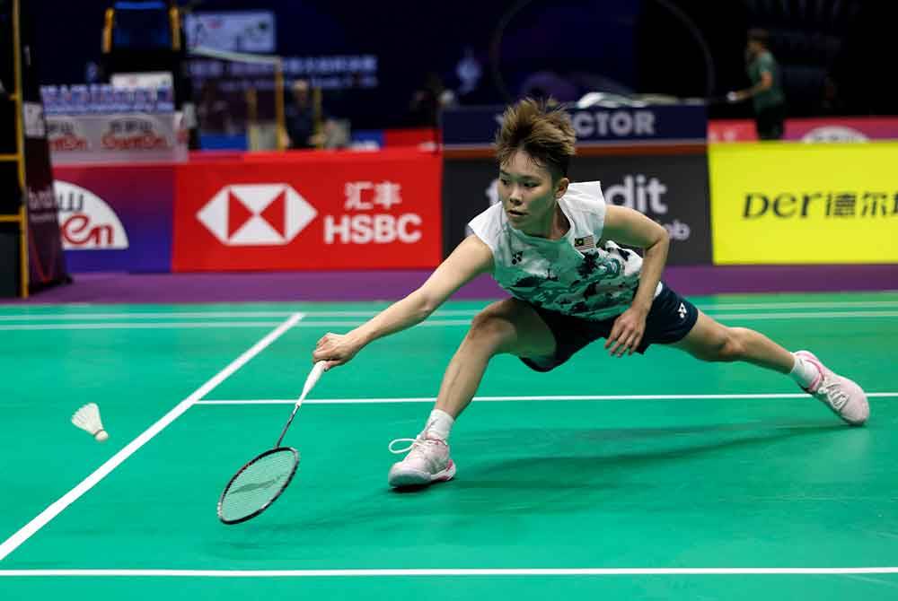 Aksi pemain perseorangan wanita negara Goh Jin Wei ketika menentang pemain Taiwan Tai Tzu Ying dalam saingan Kumpulan B Kejohanan Badminton Piala Uber 2024 di Pusat Sukan Zon High-Tech Chengdu pada Ahad.