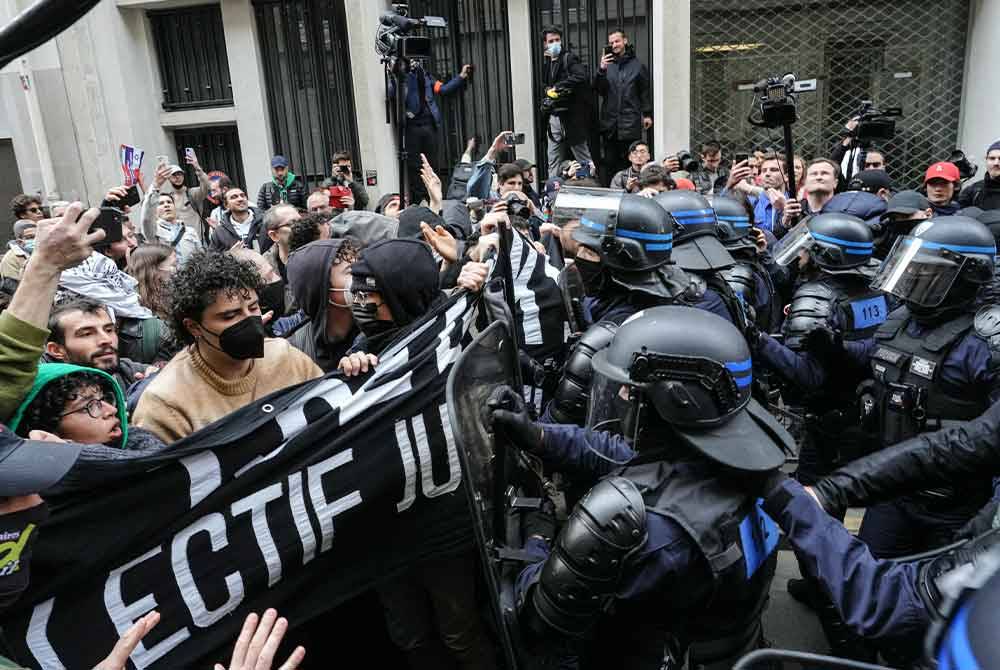 Pasukan polis antirusuhan Perancis menghalang tunjuk perasaan solidariti dengan penduduk Gaza.