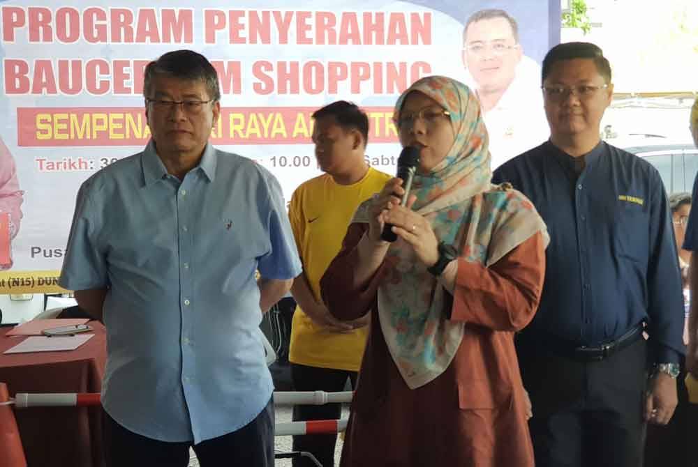 Anfaal (tengah) ketika Program Penyerahan Baucer Jom Shopping sempena Aidilfitri baru-baru ini.