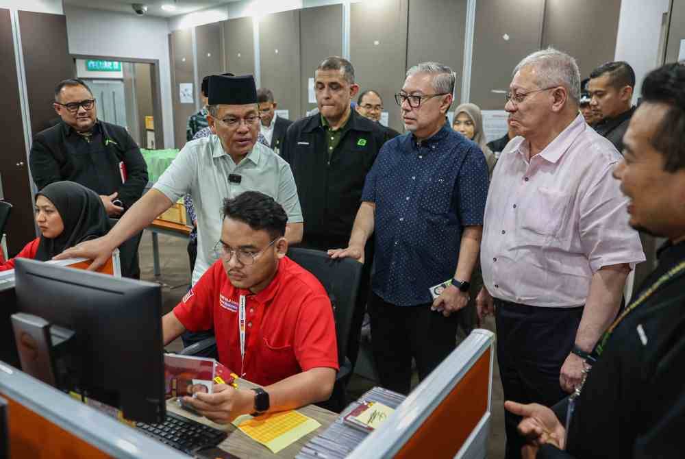 Mohd Na&#039;im hadir meninjau pemprosesan pasport dan visa jemaah haji 1445H/2024M di Menara Tabung Haji. Foto Bernama