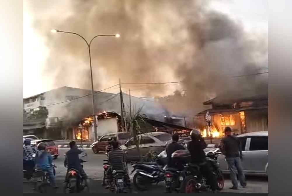 Kebakaran deretan lima kedai di Bachok pada pagi Isnin.