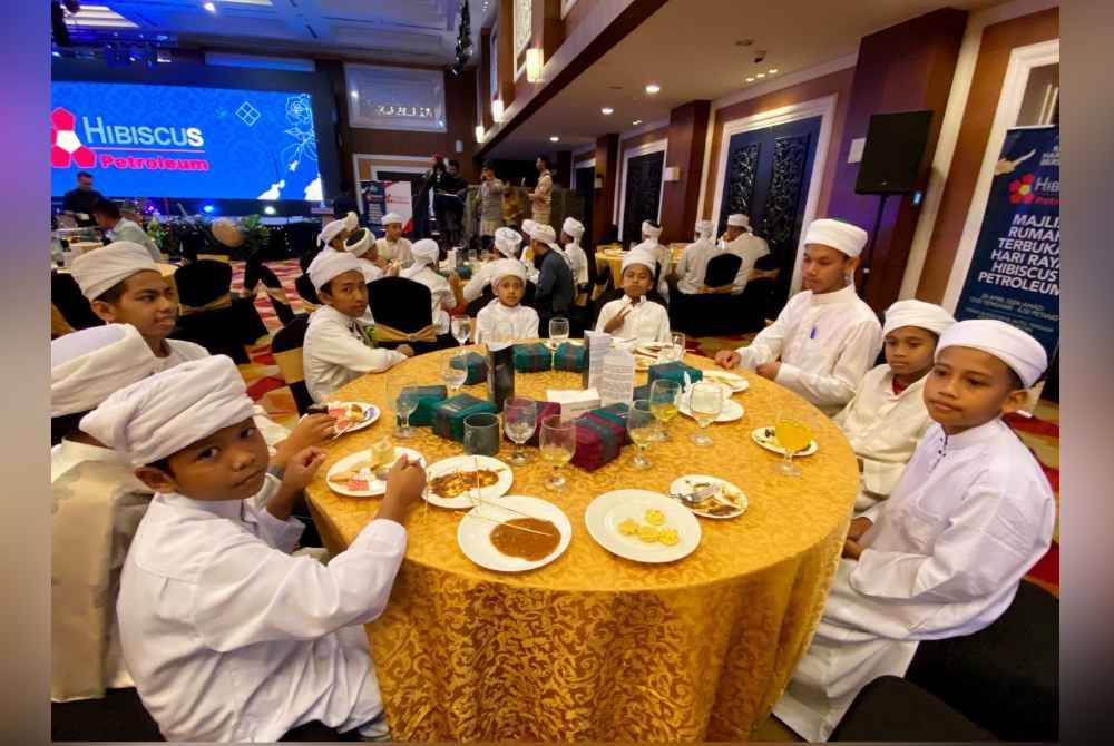 Wan Muawiyah (kanan) dan Ismail (dua dari kanan) bersama rakan-rakannya begitu teruja dapat menyambut Aidilfitri di hotel.