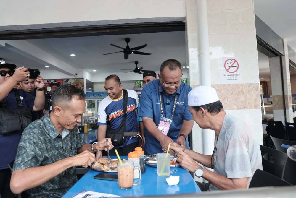 Khairul Azhari bertemu orang ramai ketika jelajah mesra di Pekan Kuala Kubu Baharu.