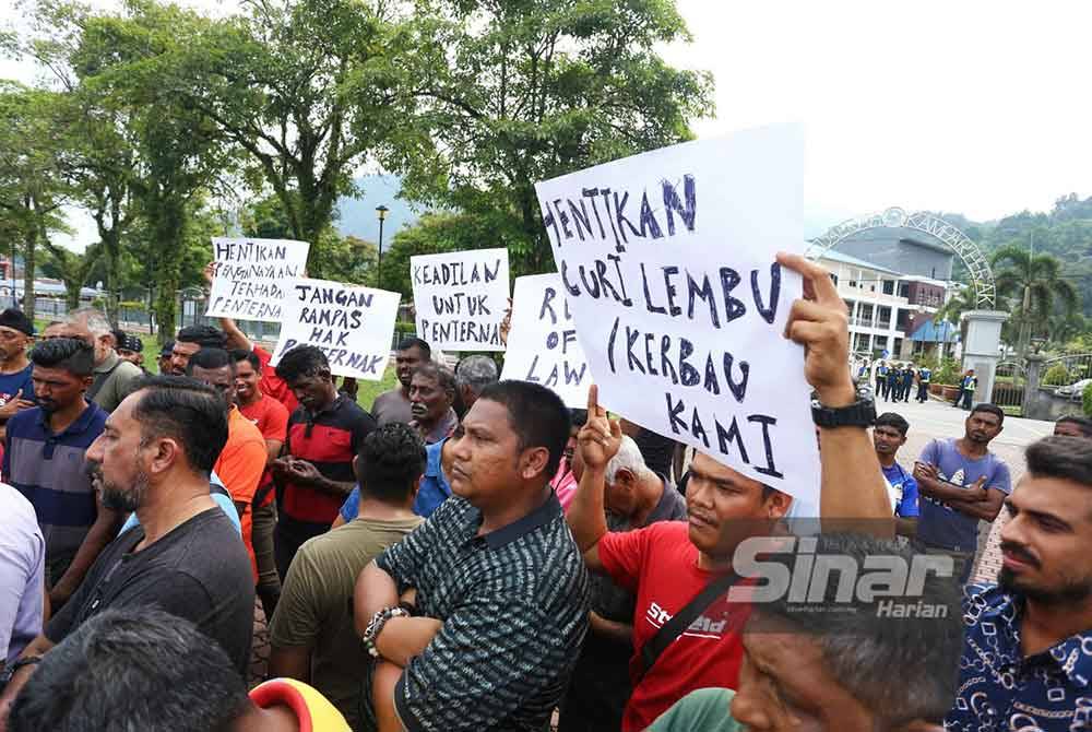 Sekumpulan penternak menyertai perhimpunan aman di hadapan MDKpr pada Isnin.